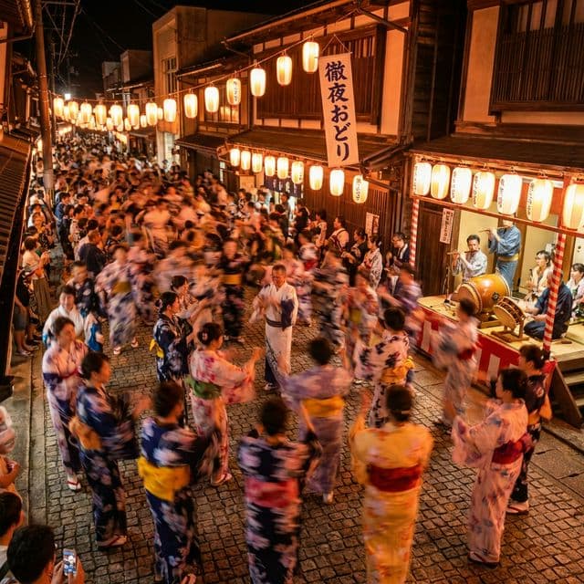 郡上おどり ─ 徹夜で踊る盆の夜、先祖供養の輪